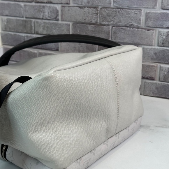 Louis Vuitton Discovery Backpack - Picture 5 of 9